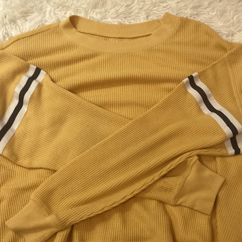 Absolutely adorable black and yellow sweater from Hollister in perfect condition